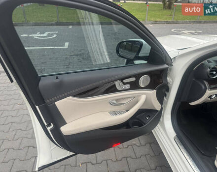 Белый Мерседес Е-Класс, объемом двигателя 3 л и пробегом 27 тыс. км за 59999 $, фото 17 на Automoto.ua