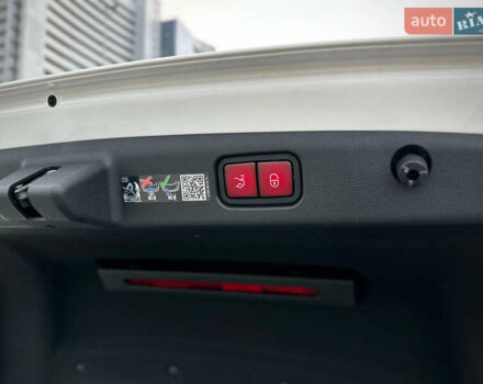 Белый Мерседес Е-Класс, объемом двигателя 1.99 л и пробегом 18 тыс. км за 98000 $, фото 51 на Automoto.ua