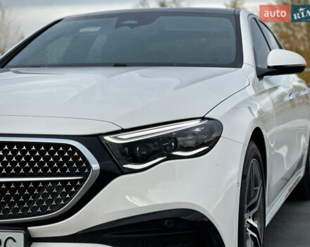 Белый Мерседес Е-Класс, объемом двигателя 1.99 л и пробегом 18 тыс. км за 98000 $, фото 2 на Automoto.ua