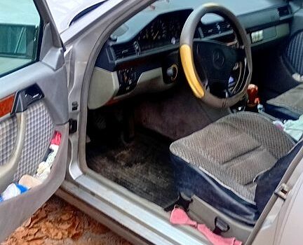 Белый Мерседес Е-Класс, объемом двигателя 2.2 л и пробегом 511 тыс. км за 3750 $, фото 11 на Automoto.ua