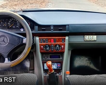 Белый Мерседес Е-Класс, объемом двигателя 2.2 л и пробегом 511 тыс. км за 3750 $, фото 12 на Automoto.ua