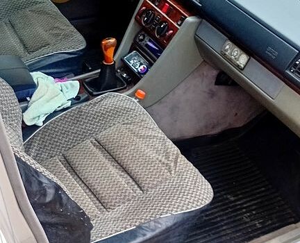 Белый Мерседес Е-Класс, объемом двигателя 2.2 л и пробегом 511 тыс. км за 3750 $, фото 10 на Automoto.ua