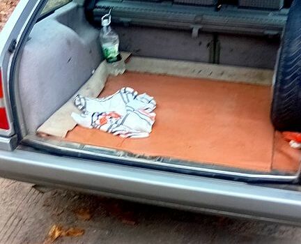 Белый Мерседес Е-Класс, объемом двигателя 2.2 л и пробегом 511 тыс. км за 3750 $, фото 9 на Automoto.ua