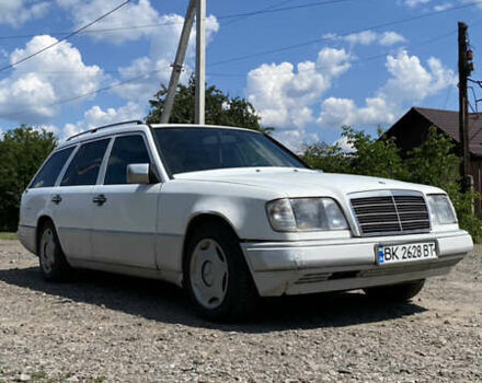 Мерседес Е-Класс 1994 в Сарнах на Automoto.ua Белый Мерседес Е-Класс, объемом двигателя 2.5 л и пробегом 500 тыс. км за 2400 $, фото 1 на Automoto.ua