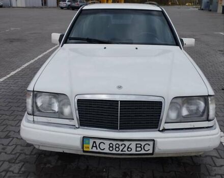 Мерседес Е-Класс 1995 в Луцке на Automoto.ua Белый Мерседес Е-Класс, объемом двигателя 2.5 л и пробегом 515 тыс. км за 3200 $, фото 4 на Automoto.ua