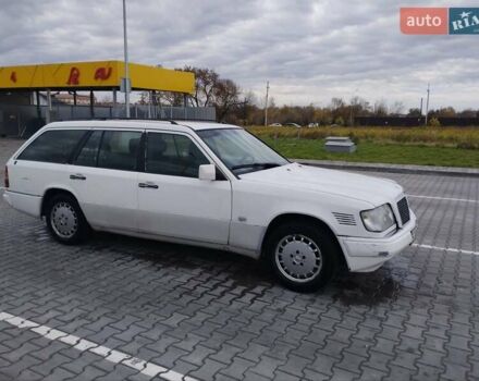 Мерседес Е-Класс 1995 в Луцке на Automoto.ua Белый Мерседес Е-Класс, объемом двигателя 2.5 л и пробегом 515 тыс. км за 3200 $, фото 1 на Automoto.ua