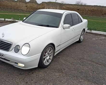 Белый Мерседес Е-Класс, объемом двигателя 3.2 л и пробегом 380 тыс. км за 5000 $, фото 4 на Automoto.ua