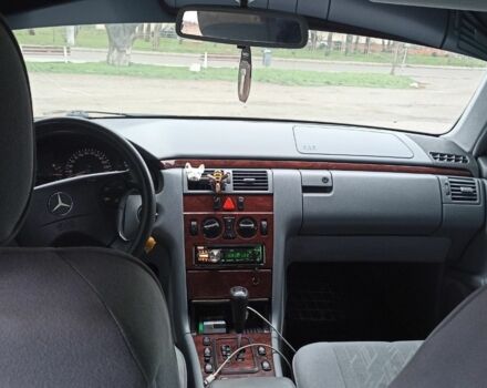 Белый Мерседес Е-Класс, объемом двигателя 3.2 л и пробегом 380 тыс. км за 5000 $, фото 6 на Automoto.ua