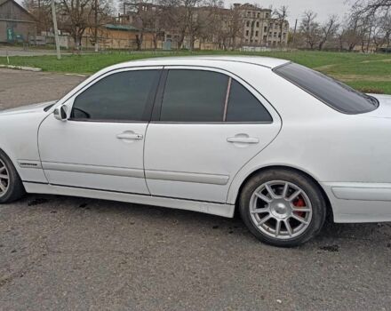 Белый Мерседес Е-Класс, объемом двигателя 3.2 л и пробегом 380 тыс. км за 5000 $, фото 1 на Automoto.ua