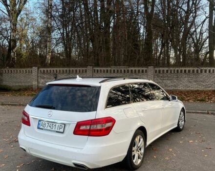 Белый Мерседес Е-Класс, объемом двигателя 2.1 л и пробегом 500 тыс. км за 7500 $, фото 2 на Automoto.ua