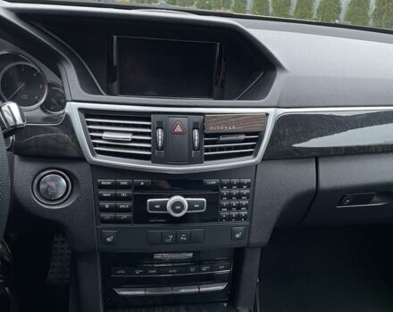 Белый Мерседес Е-Класс, объемом двигателя 3 л и пробегом 289 тыс. км за 12483 $, фото 12 на Automoto.ua