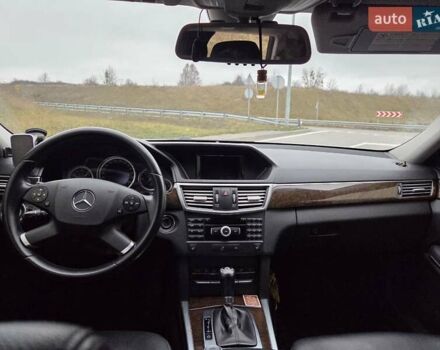 Белый Мерседес Е-Класс, объемом двигателя 2.14 л и пробегом 256 тыс. км за 12800 $, фото 8 на Automoto.ua