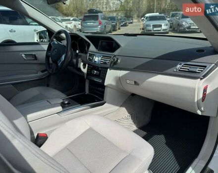 Белый Мерседес Е-Класс, объемом двигателя 2.14 л и пробегом 220 тыс. км за 13300 $, фото 9 на Automoto.ua