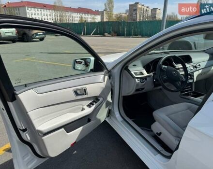 Белый Мерседес Е-Класс, объемом двигателя 2.14 л и пробегом 220 тыс. км за 13300 $, фото 23 на Automoto.ua