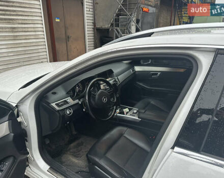 Белый Мерседес Е-Класс, объемом двигателя 2.2 л и пробегом 500 тыс. км за 12500 $, фото 7 на Automoto.ua