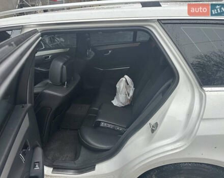 Белый Мерседес Е-Класс, объемом двигателя 2.2 л и пробегом 500 тыс. км за 12500 $, фото 5 на Automoto.ua