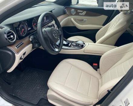 Белый Мерседес Е-Класс, объемом двигателя 3 л и пробегом 79 тыс. км за 33200 $, фото 6 на Automoto.ua