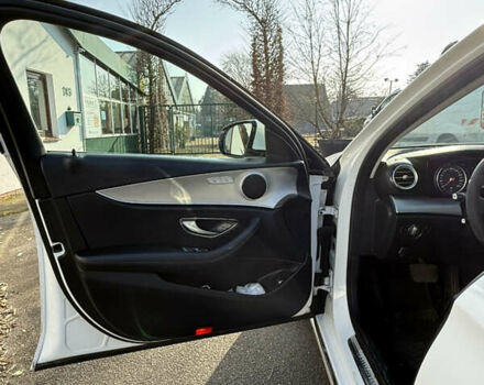 Мерседес Е-Класс 2017 в Черновцах на Automoto.ua Белый Мерседес Е-Класс, объемом двигателя 2.2 л и пробегом 280 тыс. км за 18000 $, фото 4 на Automoto.ua