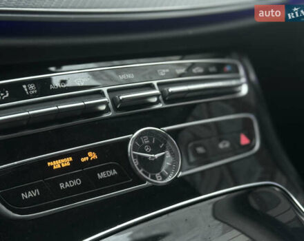 Білий Мерседес Е-Клас, об'ємом двигуна 2 л та пробігом 280 тис. км за 26499 $, фото 58 на Automoto.ua