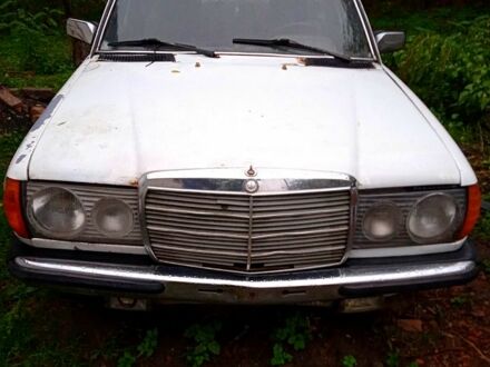 Белый Мерседес Е-Класс, объемом двигателя 2 л и пробегом 253 тыс. км за 500 $, фото 1 на Automoto.ua