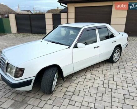 Білий Мерседес Е-Клас, об'ємом двигуна 2.6 л та пробігом 385 тис. км за 1700 $, фото 1 на Automoto.ua