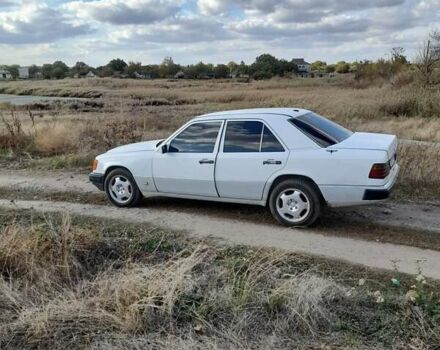 Білий Мерседес Е-Клас, об'ємом двигуна 2 л та пробігом 90 тис. км за 2200 $, фото 1 на Automoto.ua