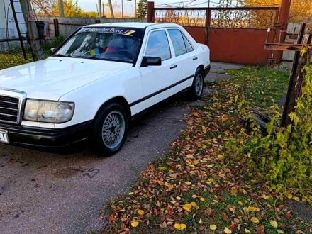 Белый Мерседес Е-Класс, объемом двигателя 2 л и пробегом 100 тыс. км за 2100 $, фото 1 на Automoto.ua