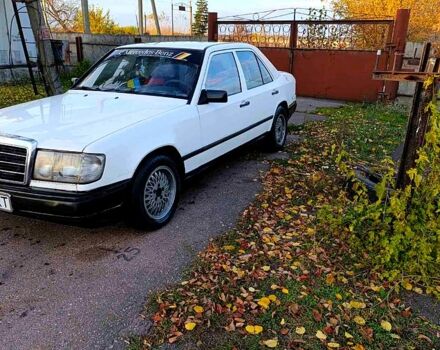 Белый Мерседес Е-Класс, объемом двигателя 2 л и пробегом 100 тыс. км за 2100 $, фото 1 на Automoto.ua