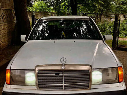 Белый Мерседес Е-Класс, объемом двигателя 2 л и пробегом 211 тыс. км за 1499 $, фото 1 на Automoto.ua