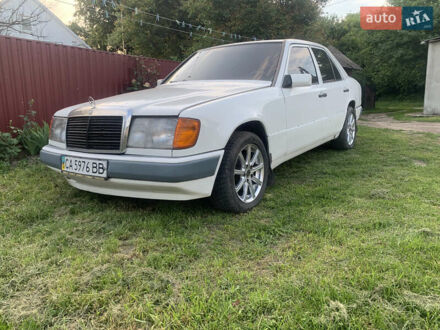 Мерседес Е-Клас 1987 у Андрушевке на Automoto.ua Білий Мерседес Е-Клас, об'ємом двигуна 2.3 л та пробігом 400 тис. км за 2550 $, фото 1 на Automoto.ua