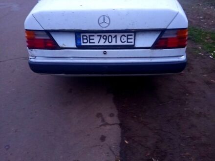 Белый Мерседес Е-Класс, объемом двигателя 2 л и пробегом 100 тыс. км за 600 $, фото 1 на Automoto.ua