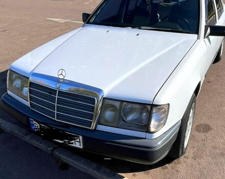 Білий Мерседес Е-Клас, об'ємом двигуна 2.3 л та пробігом 359 тис. км за 2500 $, фото 1 на Automoto.ua