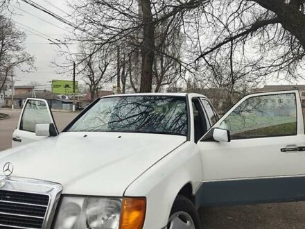 Белый Мерседес Е-Класс, объемом двигателя 3 л и пробегом 400 тыс. км за 2750 $, фото 1 на Automoto.ua