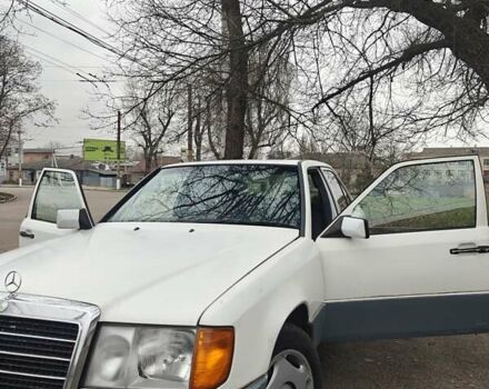 Білий Мерседес Е-Клас, об'ємом двигуна 3 л та пробігом 400 тис. км за 2750 $, фото 1 на Automoto.ua