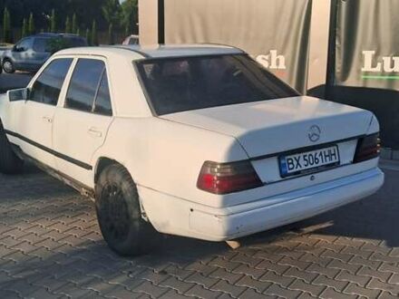 Мерседес Е-Класс 1987 в Шумск на Automoto.ua Белый Мерседес Е-Класс, объемом двигателя 2 л и пробегом 300 тыс. км за 850 $, фото 1 на Automoto.ua