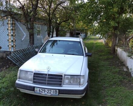 Белый Мерседес Е-Класс, объемом двигателя 2 л и пробегом 270 тыс. км за 1400 $, фото 1 на Automoto.ua