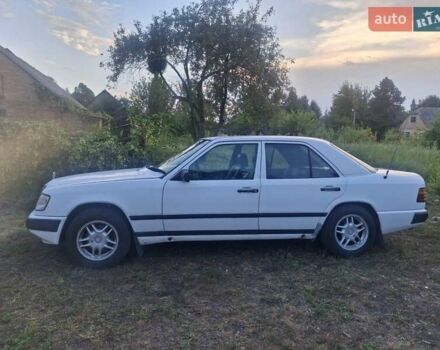 Белый Мерседес Е-Класс, объемом двигателя 2.6 л и пробегом 200 тыс. км за 2800 $, фото 1 на Automoto.ua