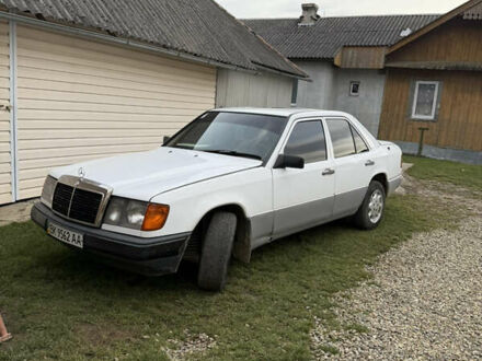 Белый Мерседес Е-Класс, объемом двигателя 2.3 л и пробегом 300 тыс. км за 1750 $, фото 1 на Automoto.ua