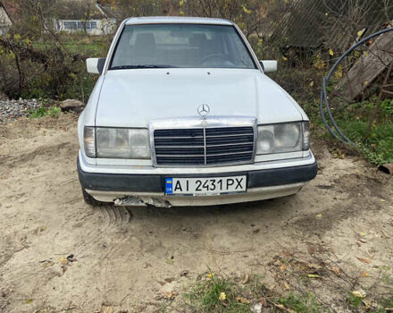 Белый Мерседес Е-Класс, объемом двигателя 2.3 л и пробегом 300 тыс. км за 1450 $, фото 1 на Automoto.ua