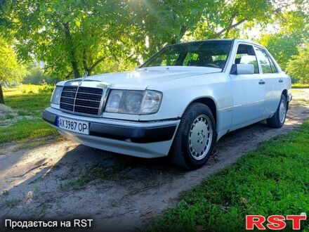 Мерседес Е-Клас 1990 у Валках на Automoto.ua Білий Мерседес Е-Клас, об'ємом двигуна 2.3 л та пробігом 200 тис. км за 2000 $, фото 1 на Automoto.ua