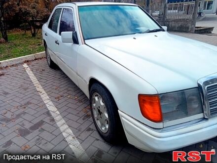 Білий Мерседес Е-Клас, об'ємом двигуна 2 л та пробігом 500 тис. км за 1400 $, фото 1 на Automoto.ua