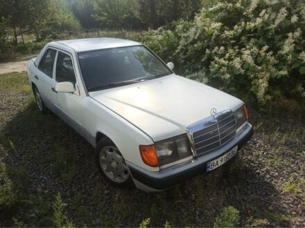 Білий Мерседес Е-Клас, об'ємом двигуна 2 л та пробігом 300 тис. км за 850 $, фото 1 на Automoto.ua