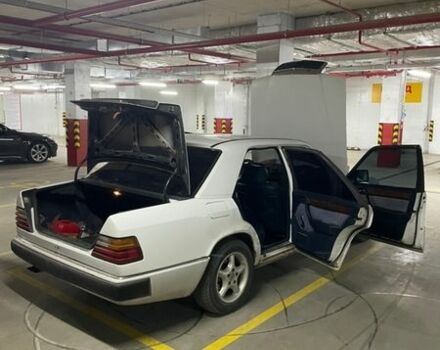 Белый Мерседес Е-Класс, объемом двигателя 2 л и пробегом 400 тыс. км за 2104 $, фото 1 на Automoto.ua