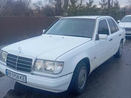 Белый Мерседес Е-Класс, объемом двигателя 2.3 л и пробегом 100 тыс. км за 3000 $, фото 1 на Automoto.ua