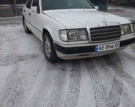 Белый Мерседес Е-Класс, объемом двигателя 2.3 л и пробегом 319 тыс. км за 1500 $, фото 1 на Automoto.ua