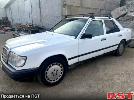 Білий Мерседес Е-Клас, об'ємом двигуна 2 л та пробігом 370 тис. км за 400 $, фото 1 на Automoto.ua