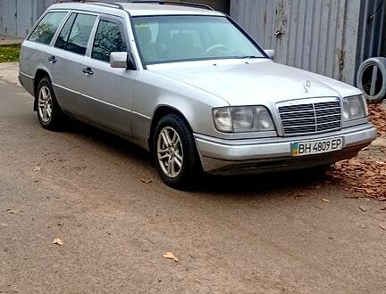 Белый Мерседес Е-Класс, объемом двигателя 2.2 л и пробегом 511 тыс. км за 3750 $, фото 1 на Automoto.ua