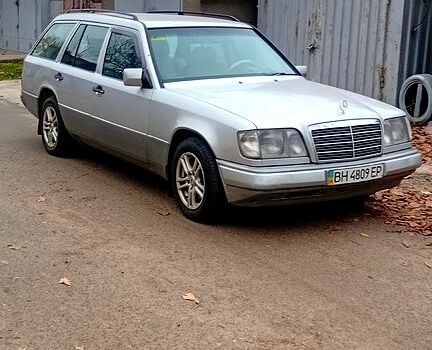 Белый Мерседес Е-Класс, объемом двигателя 2.2 л и пробегом 511 тыс. км за 3750 $, фото 1 на Automoto.ua