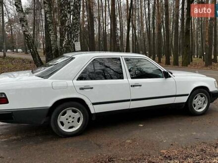 Белый Мерседес Е-Класс, объемом двигателя 2.2 л и пробегом 321 тыс. км за 2500 $, фото 1 на Automoto.ua