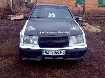 Мерседес Е-Клас 1993 у Онуфриевке на Automoto.ua Білий Мерседес Е-Клас, об'ємом двигуна 2.2 л та пробігом 699 тис. км за 1850 $, фото 1 на Automoto.ua